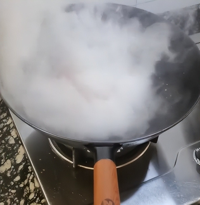 6 thói quen xào nấu tưởng vô hại nhưng đang âm thầm hủy hoại bạn mỗi ngày- Ảnh 6. 6 thói quen xào nấu tưởng vô hại nhưng đang âm thầm hủy hoại bạn mỗi ngày- Ảnh 6.