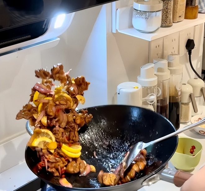 6 thói quen xào nấu tưởng vô hại nhưng đang âm thầm hủy hoại bạn mỗi ngày- Ảnh 10. 6 thói quen xào nấu tưởng vô hại nhưng đang âm thầm hủy hoại bạn mỗi ngày- Ảnh 10.