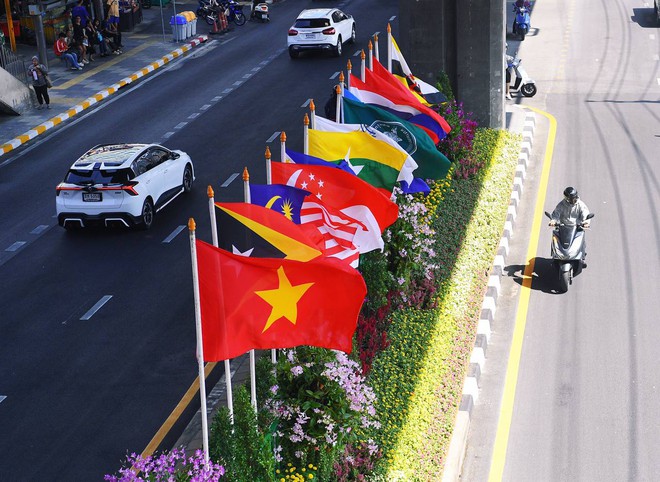 Cận cảnh xe dò bom mìn xuất hiện tại SVĐ Rajamangala trước giờ lễ khai mạc SEA Games 33- Ảnh 12. Cận cảnh xe dò bom mìn xuất hiện tại SVĐ Rajamangala trước giờ lễ khai mạc SEA Games 33- Ảnh 12.