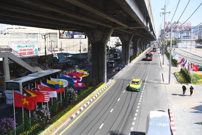 Cận cảnh xe dò bom mìn xuất hiện tại SVĐ Rajamangala trước giờ lễ khai mạc SEA Games 33- Ảnh 10. Cận cảnh xe dò bom mìn xuất hiện tại SVĐ Rajamangala trước giờ lễ khai mạc SEA Games 33- Ảnh 10.