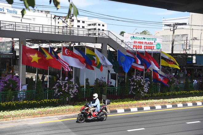 Cận cảnh xe dò bom mìn xuất hiện tại SVĐ Rajamangala trước giờ lễ khai mạc SEA Games 33- Ảnh 8. Cận cảnh xe dò bom mìn xuất hiện tại SVĐ Rajamangala trước giờ lễ khai mạc SEA Games 33- Ảnh 8.