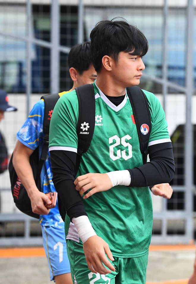 Dàn trai đẹp U22 Việt Nam tươi rói trên sân tập, thu hút gái xinh Thái Lan chăm chú theo dõi- Ảnh 5. Dàn trai đẹp U22 Việt Nam tươi rói trên sân tập, thu hút gái xinh Thái Lan chăm chú theo dõi- Ảnh 5.