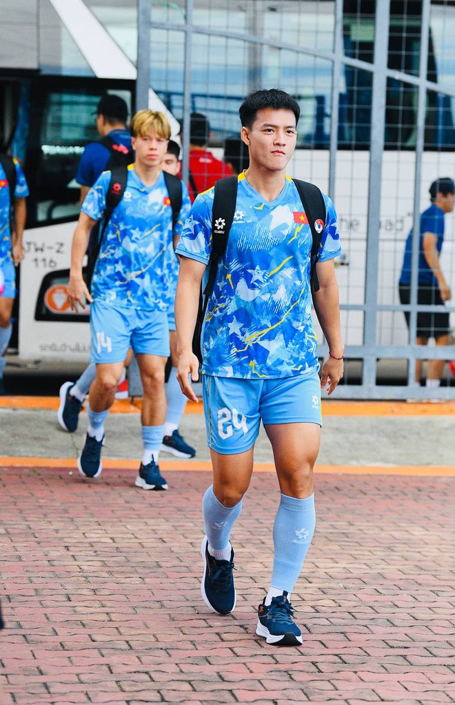 Dàn trai đẹp U22 Việt Nam tươi rói trên sân tập, thu hút gái xinh Thái Lan chăm chú theo dõi- Ảnh 6. Dàn trai đẹp U22 Việt Nam tươi rói trên sân tập, thu hút gái xinh Thái Lan chăm chú theo dõi- Ảnh 6.