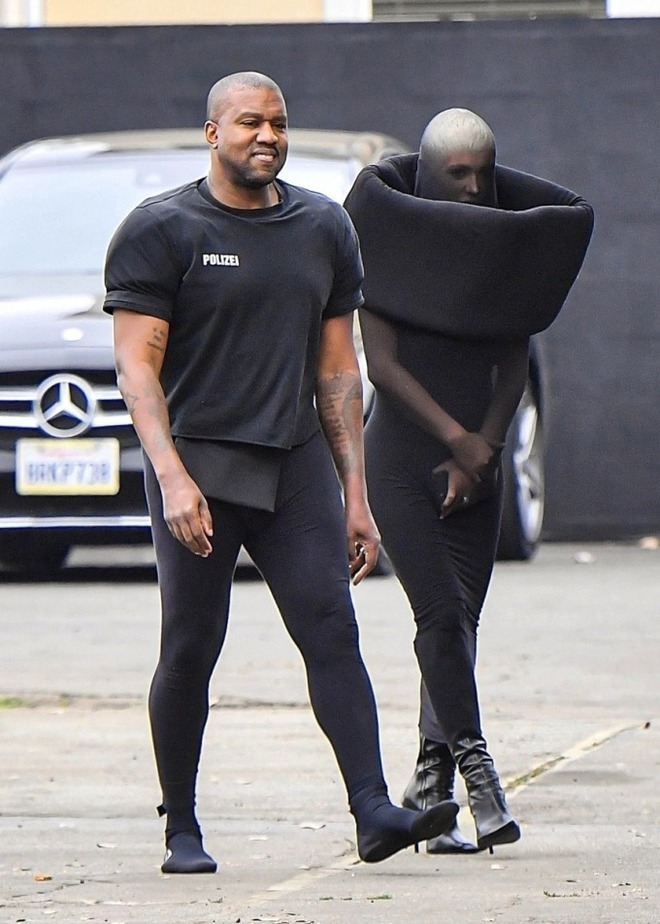Chấn động MXH toàn cầu: Báo Mỹ đưa tin Kanye West bị vợ bỏ sau vụ ép khoả thân và dàn cảnh trước Taylor Swift!- Ảnh 4. Chấn động MXH toàn cầu: Báo Mỹ đưa tin Kanye West bị vợ bỏ sau vụ ép khoả thân và dàn cảnh trước Taylor Swift!- Ảnh 4.