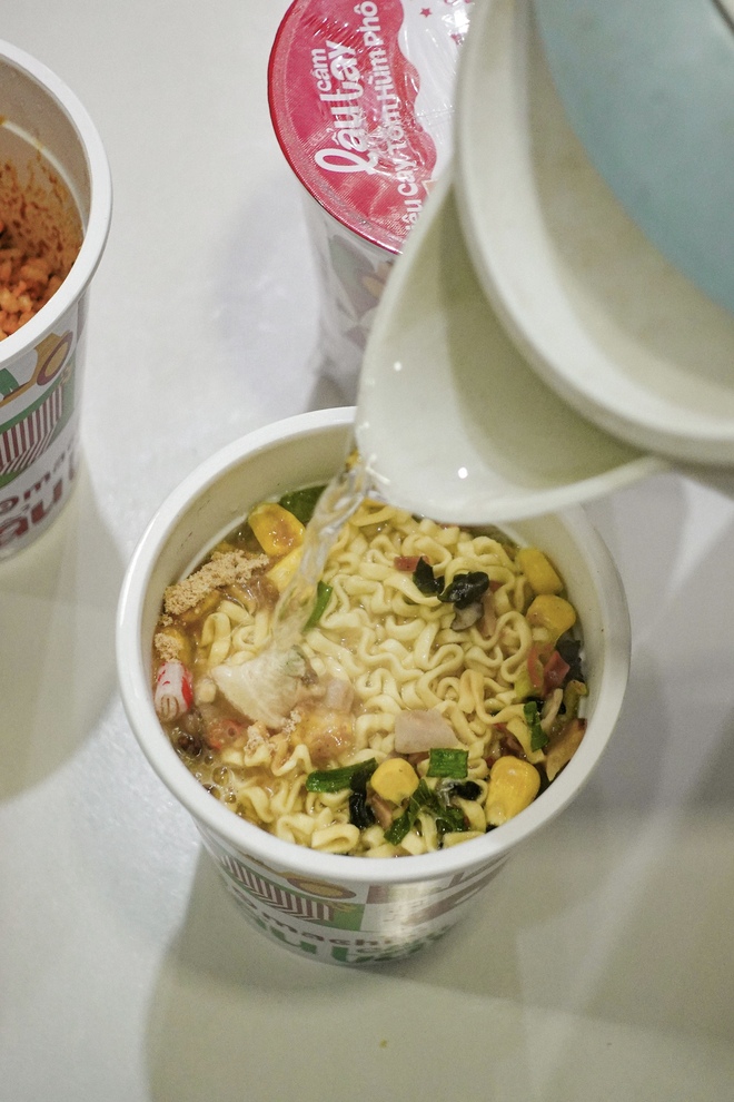 Ăn thử lẩu cầm tay mà HIEUTHUHAI quảng cáo: Nhìn thì đẹp đấy nhưng hương vị có ngon như lời đồn?- Ảnh 11.