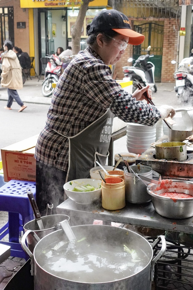 Đi tìm hàng mì tim cật "huyền thoại" SVĐ Hàng Đẫy: Chuyển địa điểm mới vì bất đắc dĩ, không ngờ "đắc địa" hơn xưa- Ảnh 10.