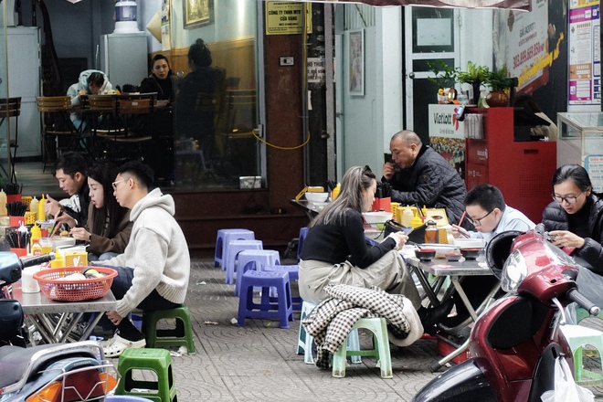 Đi tìm hàng mì tim cật "huyền thoại" SVĐ Hàng Đẫy: Chuyển địa điểm mới vì bất đắc dĩ, không ngờ "đắc địa" hơn xưa- Ảnh 6.