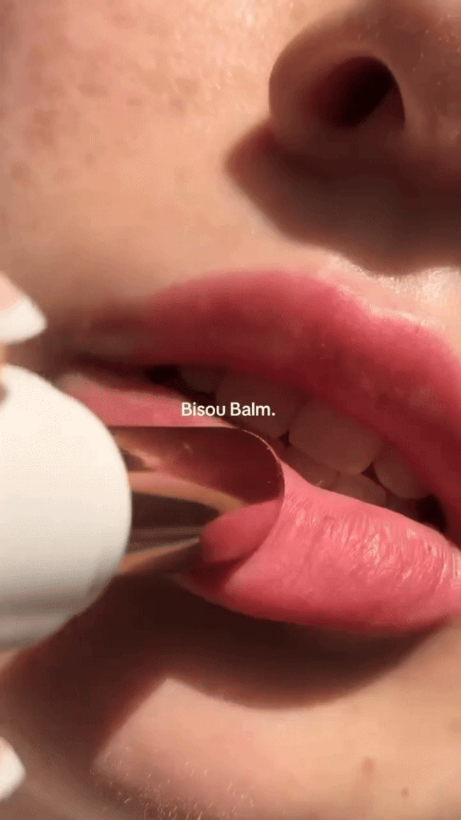 Bảo bối Lisa đắm đuối là thỏi son của gái Pháp chính hiệu, nhất là ai thích "được hôn"- Ảnh 11. Bảo bối Lisa đắm đuối là thỏi son của gái Pháp chính hiệu, nhất là ai thích "được hôn"- Ảnh 11.