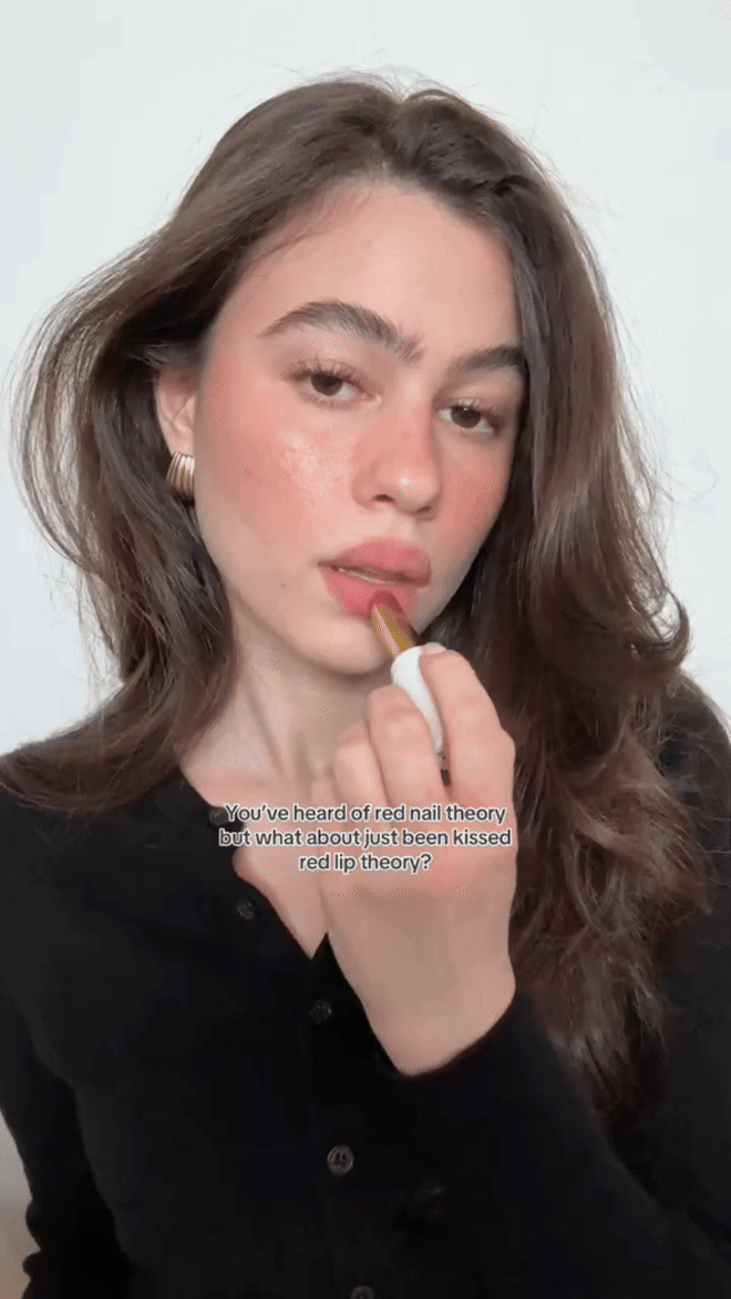 Bảo bối Lisa đắm đuối là thỏi son của gái Pháp chính hiệu, nhất là ai thích "được hôn"- Ảnh 12. Bảo bối Lisa đắm đuối là thỏi son của gái Pháp chính hiệu, nhất là ai thích "được hôn"- Ảnh 12.