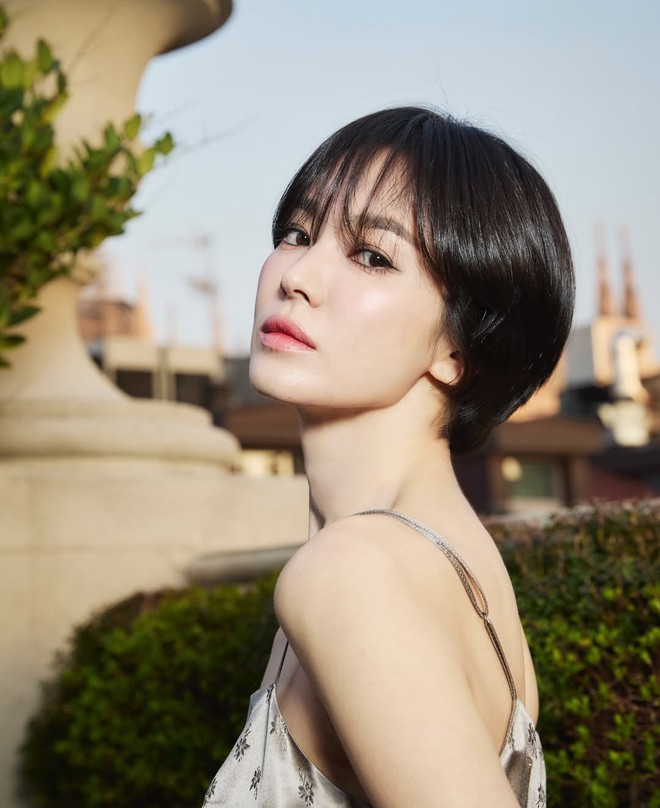 Song Hye Kyo lên đồ an toàn nhưng hơi nhạt nhoà, Mina hoá tiểu thư tại show diễn Fendi- Ảnh 5.