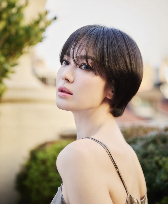 Song Hye Kyo lên đồ an toàn nhưng hơi nhạt nhoà, Mina hoá tiểu thư tại show diễn Fendi- Ảnh 6.