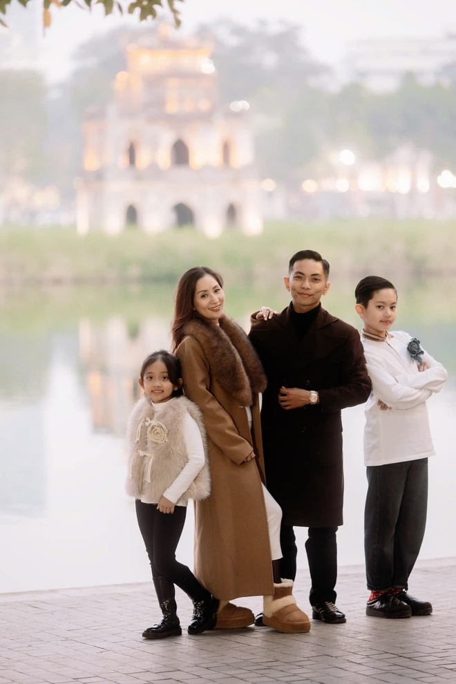 Visual "đỉnh nóc, kịch trần" gia đình nhà Khánh Thi - Phan Hiển, chỉ lộ duy nhất một khuyết điểm của mẹ 3 con- Ảnh 3.