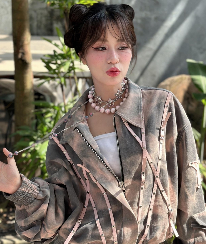 Hơn 4 triệu người không nhận ra MisThy, diện đầm khoét ngực, xẻ đùi còn muốn thi Hoa hậu- Ảnh 9. Hơn 4 triệu người không nhận ra MisThy, diện đầm khoét ngực, xẻ đùi còn muốn thi Hoa hậu- Ảnh 9.