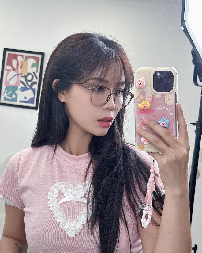 Hơn 4 triệu người không nhận ra MisThy, diện đầm khoét ngực, xẻ đùi còn muốn thi Hoa hậu- Ảnh 8. Hơn 4 triệu người không nhận ra MisThy, diện đầm khoét ngực, xẻ đùi còn muốn thi Hoa hậu- Ảnh 8.