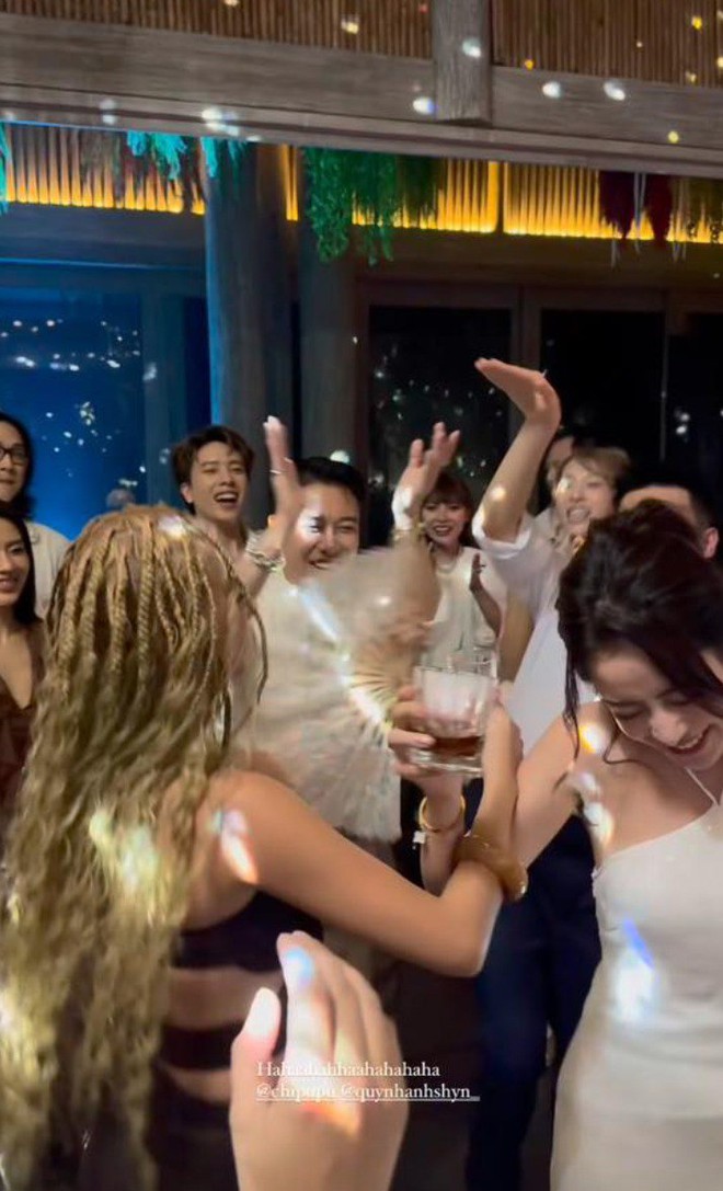 3 tháng trước "cái ôm lịch sử", Chi Pu - Quỳnh Anh Shyn từng có khoảnh khắc gây xôn xao- Ảnh 3. 3 tháng trước "cái ôm lịch sử", Chi Pu - Quỳnh Anh Shyn từng có khoảnh khắc gây xôn xao- Ảnh 3.