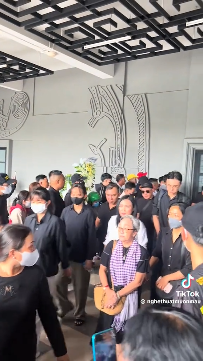 Lâm Khánh Chi bật khóc, dàn nghệ sĩ Việt và khán giả ngậm ngùi tiễn đưa Quý Bình về nơi an nghỉ cuối cùng- Ảnh 7. Lâm Khánh Chi bật khóc, dàn nghệ sĩ Việt và khán giả ngậm ngùi tiễn đưa Quý Bình về nơi an nghỉ cuối cùng- Ảnh 7.