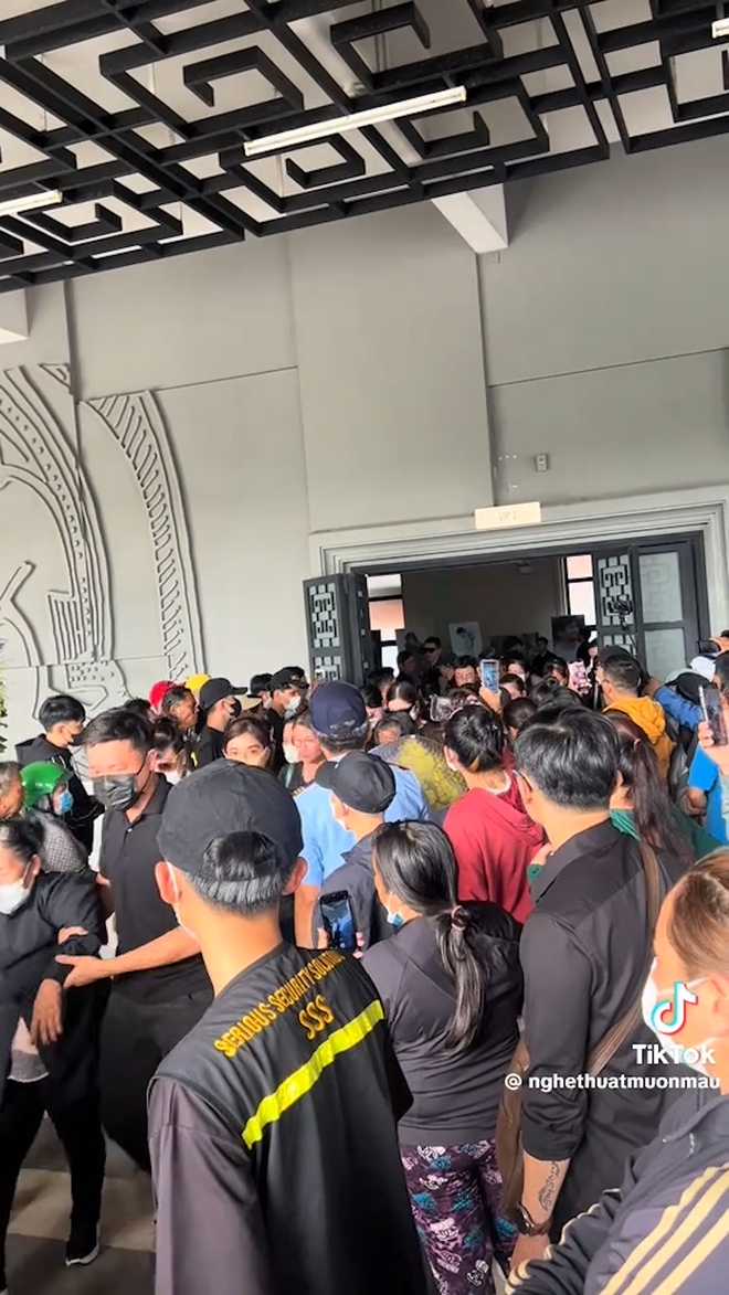 Lâm Khánh Chi bật khóc, dàn nghệ sĩ Việt và khán giả ngậm ngùi tiễn đưa Quý Bình về nơi an nghỉ cuối cùng- Ảnh 4. Lâm Khánh Chi bật khóc, dàn nghệ sĩ Việt và khán giả ngậm ngùi tiễn đưa Quý Bình về nơi an nghỉ cuối cùng- Ảnh 4.
