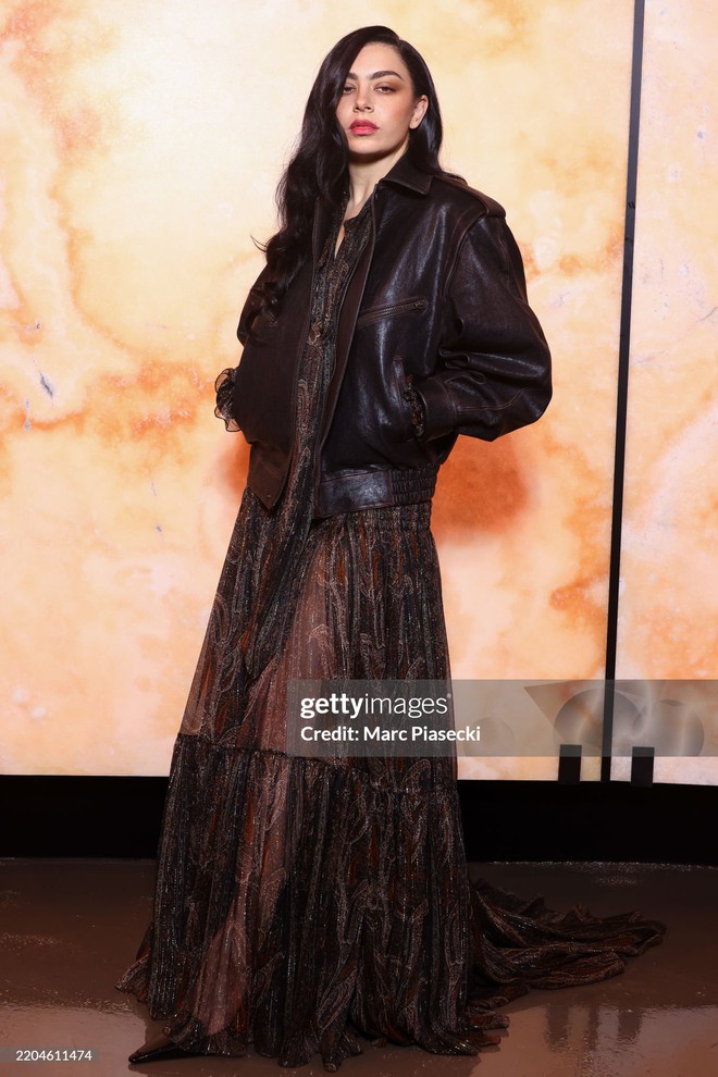 Rosé làm điều chưa từng thử tại show Saint Laurent, nhìn rất hợp “thiên tài khuôn mặt” nhưng không có khung hình chung- Ảnh 23. Rosé làm điều chưa từng thử tại show Saint Laurent, nhìn rất hợp “thiên tài khuôn mặt” nhưng không có khung hình chung- Ảnh 23.