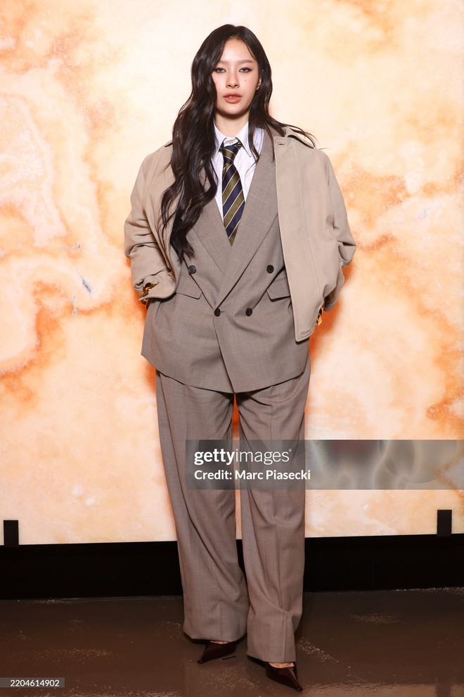 Rosé làm điều chưa từng thử tại show Saint Laurent, nhìn rất hợp “thiên tài khuôn mặt” nhưng không có khung hình chung- Ảnh 25. Rosé làm điều chưa từng thử tại show Saint Laurent, nhìn rất hợp “thiên tài khuôn mặt” nhưng không có khung hình chung- Ảnh 25.