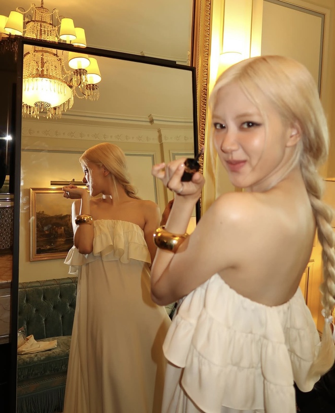Rosé làm điều chưa từng thử tại show Saint Laurent, nhìn rất hợp “thiên tài khuôn mặt” nhưng không có khung hình chung- Ảnh 10. Rosé làm điều chưa từng thử tại show Saint Laurent, nhìn rất hợp “thiên tài khuôn mặt” nhưng không có khung hình chung- Ảnh 10.