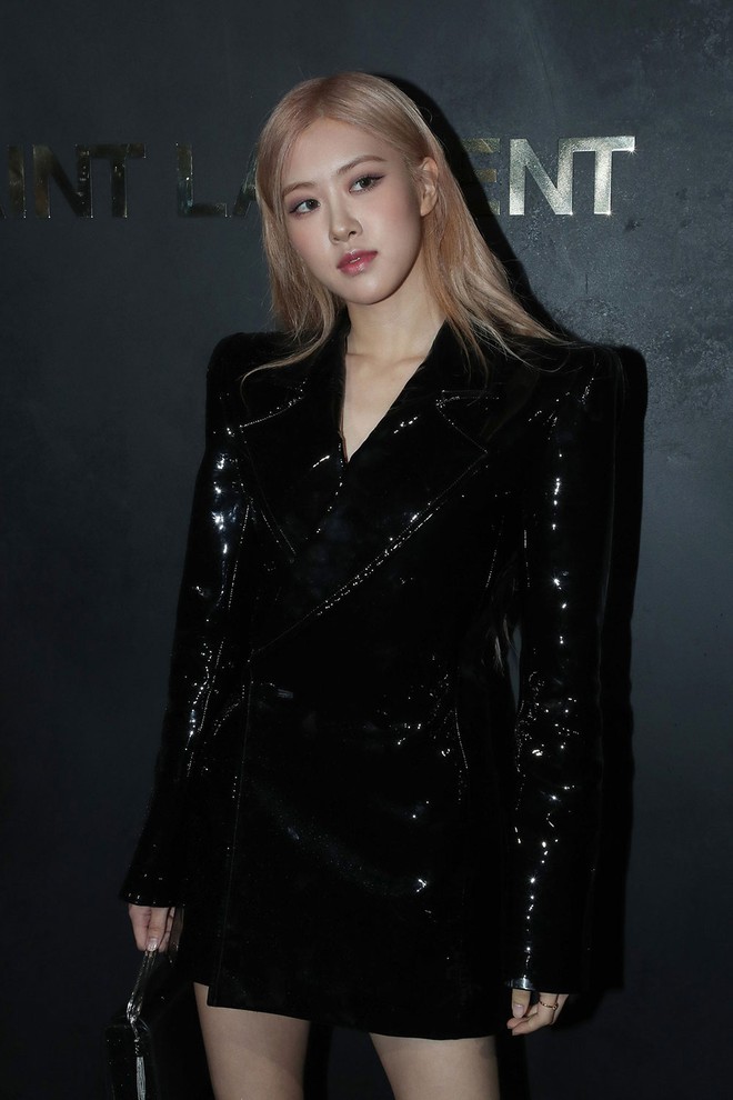 Rosé làm điều chưa từng thử tại show Saint Laurent, nhìn rất hợp “thiên tài khuôn mặt” nhưng không có khung hình chung- Ảnh 12. Rosé làm điều chưa từng thử tại show Saint Laurent, nhìn rất hợp “thiên tài khuôn mặt” nhưng không có khung hình chung- Ảnh 12.