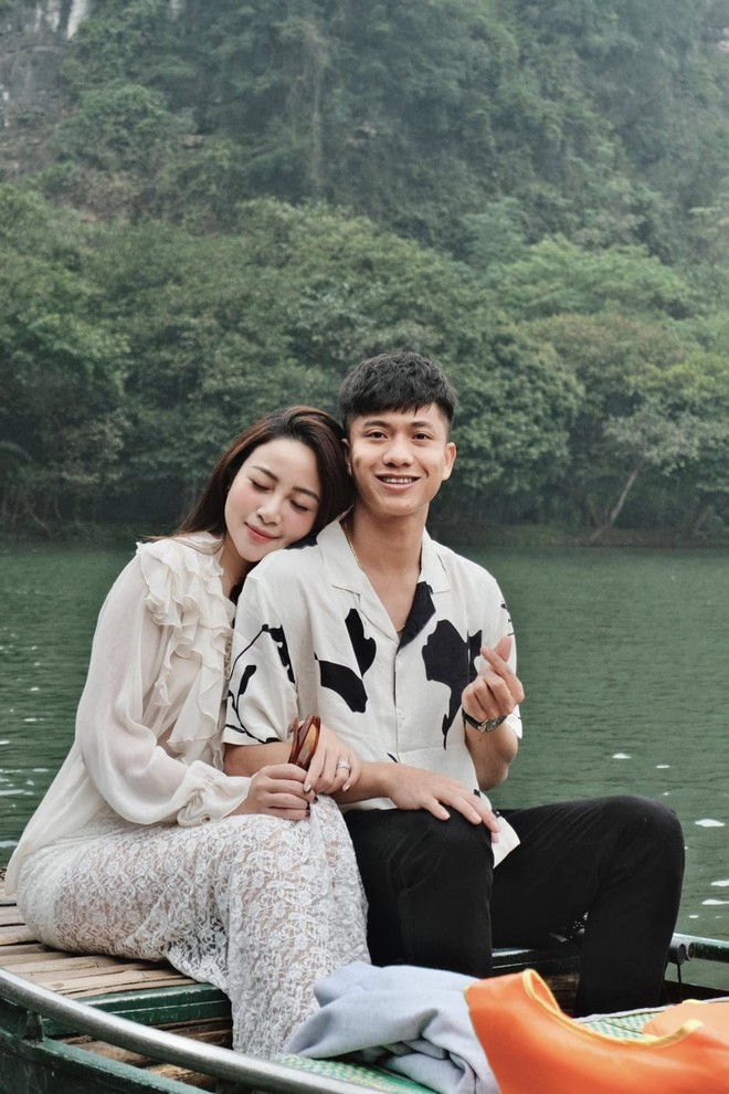 "Team qua đường" gặp Văn Đức đưa vợ đi tậu bất động sản, "cam thường" check nhan sắc thật nàng WAG xinh nhất Nghệ An?- Ảnh 3. "Team qua đường" gặp Văn Đức đưa vợ đi tậu bất động sản, "cam thường" check nhan sắc thật nàng WAG xinh nhất Nghệ An?- Ảnh 3.