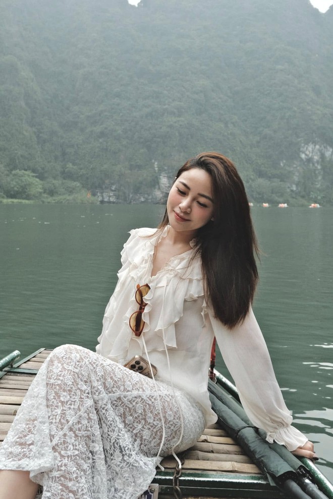 "Team qua đường" gặp Văn Đức đưa vợ đi tậu bất động sản, "cam thường" check nhan sắc thật nàng WAG xinh nhất Nghệ An?- Ảnh 6. "Team qua đường" gặp Văn Đức đưa vợ đi tậu bất động sản, "cam thường" check nhan sắc thật nàng WAG xinh nhất Nghệ An?- Ảnh 6.
