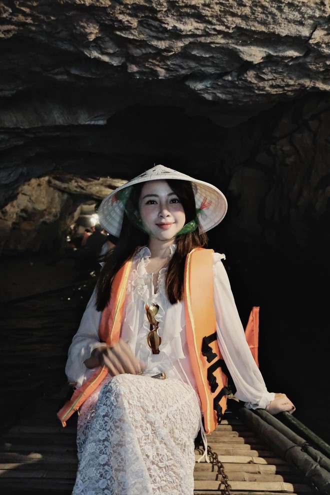 "Team qua đường" gặp Văn Đức đưa vợ đi tậu bất động sản, "cam thường" check nhan sắc thật nàng WAG xinh nhất Nghệ An?- Ảnh 5. "Team qua đường" gặp Văn Đức đưa vợ đi tậu bất động sản, "cam thường" check nhan sắc thật nàng WAG xinh nhất Nghệ An?- Ảnh 5.