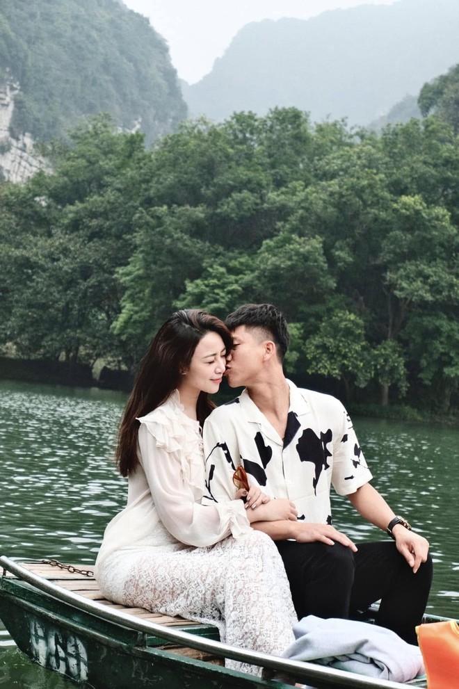 "Team qua đường" gặp Văn Đức đưa vợ đi tậu bất động sản, "cam thường" check nhan sắc thật nàng WAG xinh nhất Nghệ An?- Ảnh 4. "Team qua đường" gặp Văn Đức đưa vợ đi tậu bất động sản, "cam thường" check nhan sắc thật nàng WAG xinh nhất Nghệ An?- Ảnh 4.