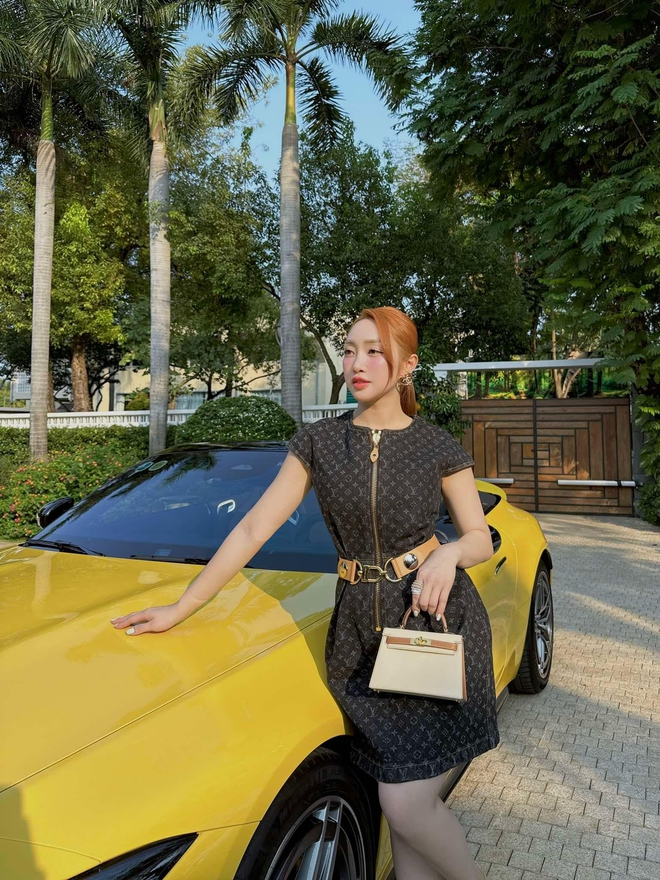 Clip đậm mùi tiền của vợ sao nam Vbiz : Lóa mắt vì toàn xe sang, vóc dáng giảm 15kg sau sinh mới đáng bàn- Ảnh 1. Clip đậm mùi tiền của vợ sao nam Vbiz : Lóa mắt vì toàn xe sang, vóc dáng giảm 15kg sau sinh mới đáng bàn- Ảnh 1.