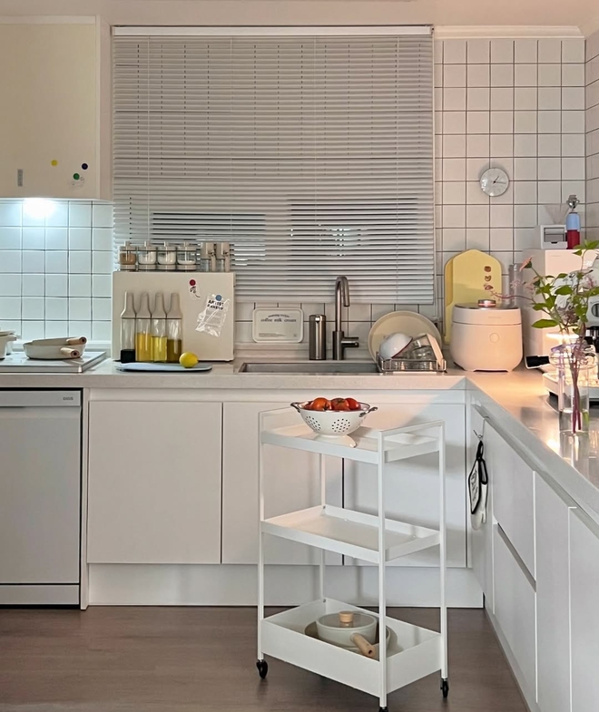 Đến nhà bạn học, tôi bị "hạ gục" toàn tập khi nhìn vào căn bếp vỏn vẹn 3m2- Ảnh 1.