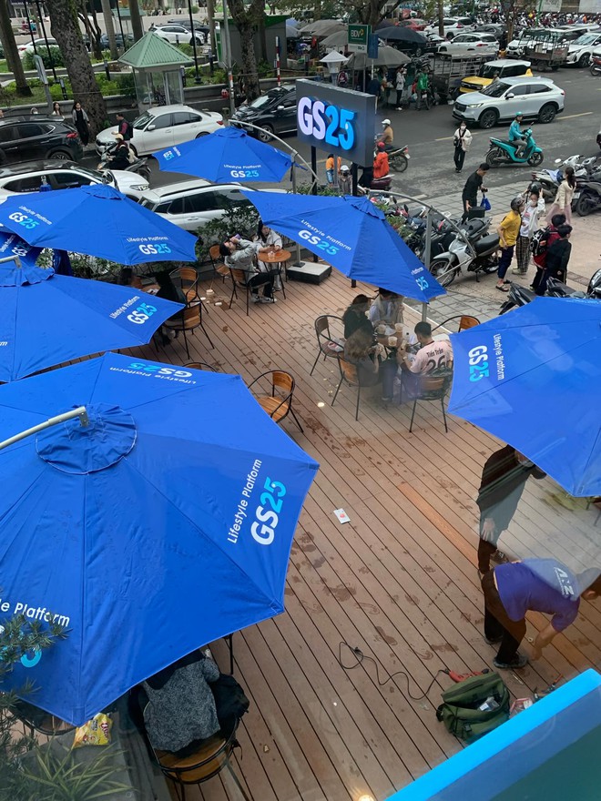 Tình trạng GS25 ở Hà Nội mấy ngày nay: Nhiều món ăn liên tục "sold out", nơi nào cũng đông nghịt- Ảnh 2. Tình trạng GS25 ở Hà Nội mấy ngày nay: Nhiều món ăn liên tục "sold out", nơi nào cũng đông nghịt- Ảnh 2.