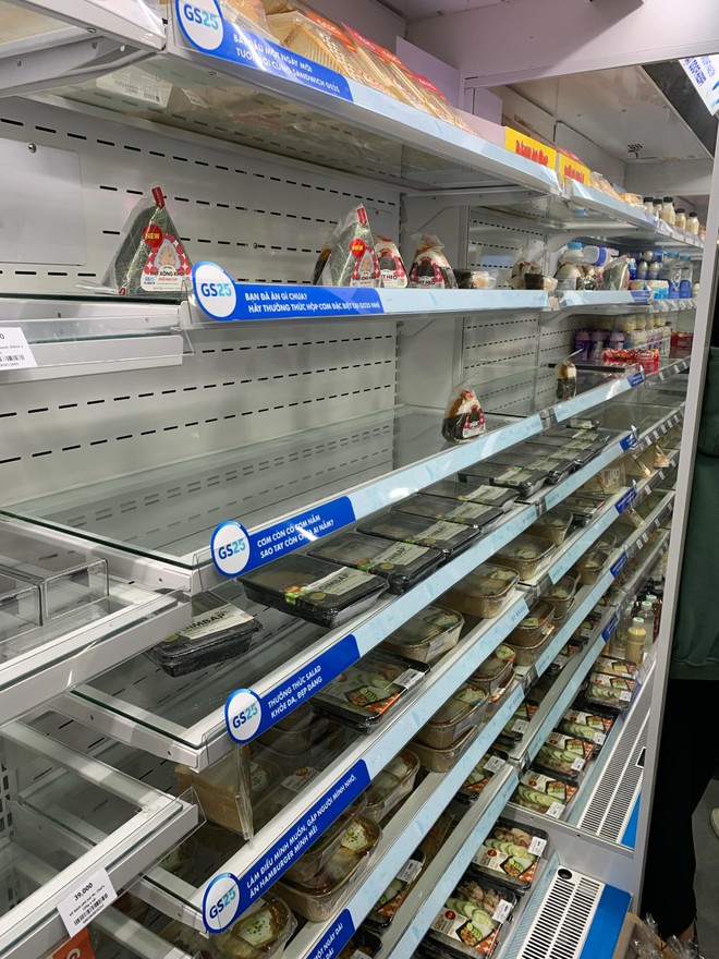 Tình trạng GS25 ở Hà Nội mấy ngày nay: Nhiều món ăn liên tục "sold out", nơi nào cũng đông nghịt- Ảnh 4. Tình trạng GS25 ở Hà Nội mấy ngày nay: Nhiều món ăn liên tục "sold out", nơi nào cũng đông nghịt- Ảnh 4.