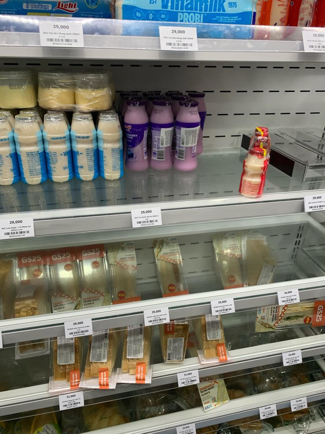 Tình trạng GS25 ở Hà Nội mấy ngày nay: Nhiều món ăn liên tục "sold out", nơi nào cũng đông nghịt- Ảnh 5. Tình trạng GS25 ở Hà Nội mấy ngày nay: Nhiều món ăn liên tục "sold out", nơi nào cũng đông nghịt- Ảnh 5.
