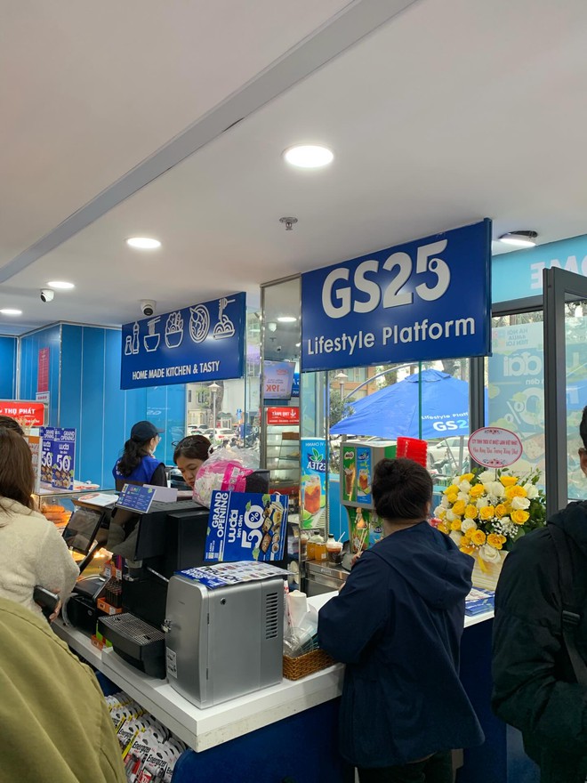 Tình trạng GS25 ở Hà Nội mấy ngày nay: Nhiều món ăn liên tục "sold out", nơi nào cũng đông nghịt- Ảnh 3. Tình trạng GS25 ở Hà Nội mấy ngày nay: Nhiều món ăn liên tục "sold out", nơi nào cũng đông nghịt- Ảnh 3.