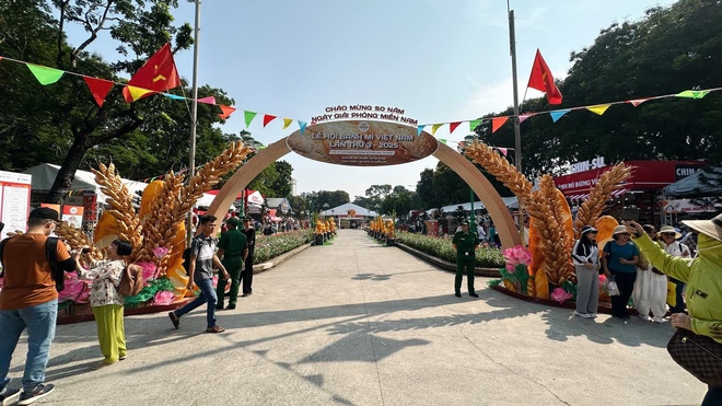Cận cảnh lễ hội Bánh mì lớn nhất năm "đổ bộ" TP.HCM: Hơn 150 gian hàng, biển người xếp hàng từ sáng sớm- Ảnh 1.