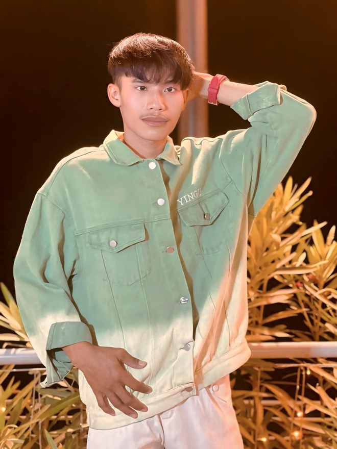 Khoảnh khắc “những nụ cười vụt tắt” khi đọc được dòng chữ này của thí sinh "viral" nhất Nam vương Campuchia 2025- Ảnh 3. Khoảnh khắc “những nụ cười vụt tắt” khi đọc được dòng chữ này của thí sinh "viral" nhất Nam vương Campuchia 2025- Ảnh 3.
