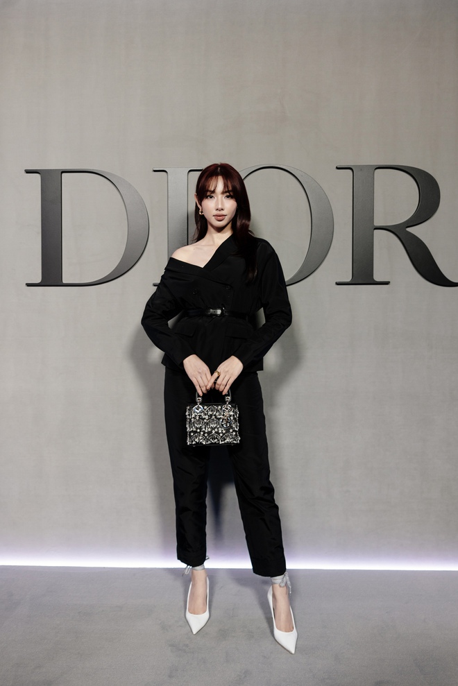 Trọn bộ ảnh nét căng Thuỳ Tiên bừng sáng tại sự kiện có Jisoo - Mingyu, nhan sắc và thần thái "tuyệt đối điện ảnh"- Ảnh 5. Trọn bộ ảnh nét căng Thuỳ Tiên bừng sáng tại sự kiện có Jisoo - Mingyu, nhan sắc và thần thái "tuyệt đối điện ảnh"- Ảnh 5.