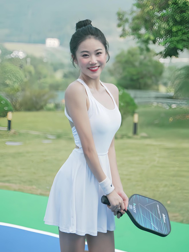 Hotgirl bị chê mặc sexy ra sân pickleball Hotgirl bị chê mặc sexy ra sân pickleball