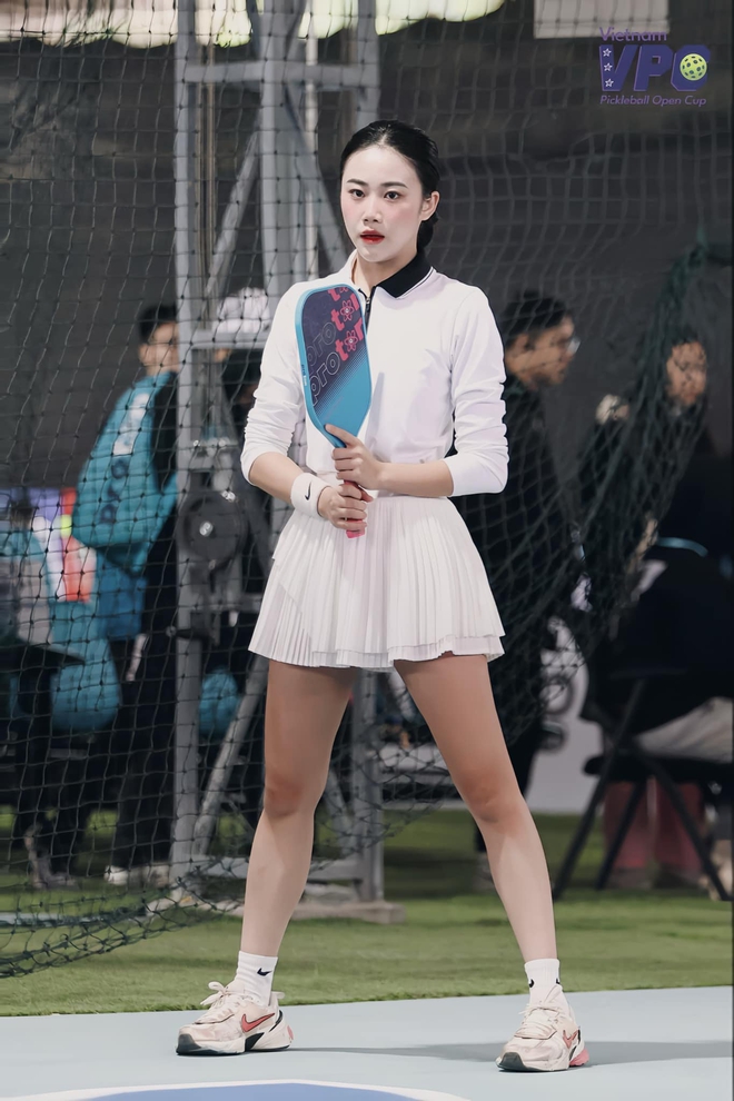 Hotgirl bị chê mặc sexy ra sân pickleball Hotgirl bị chê mặc sexy ra sân pickleball