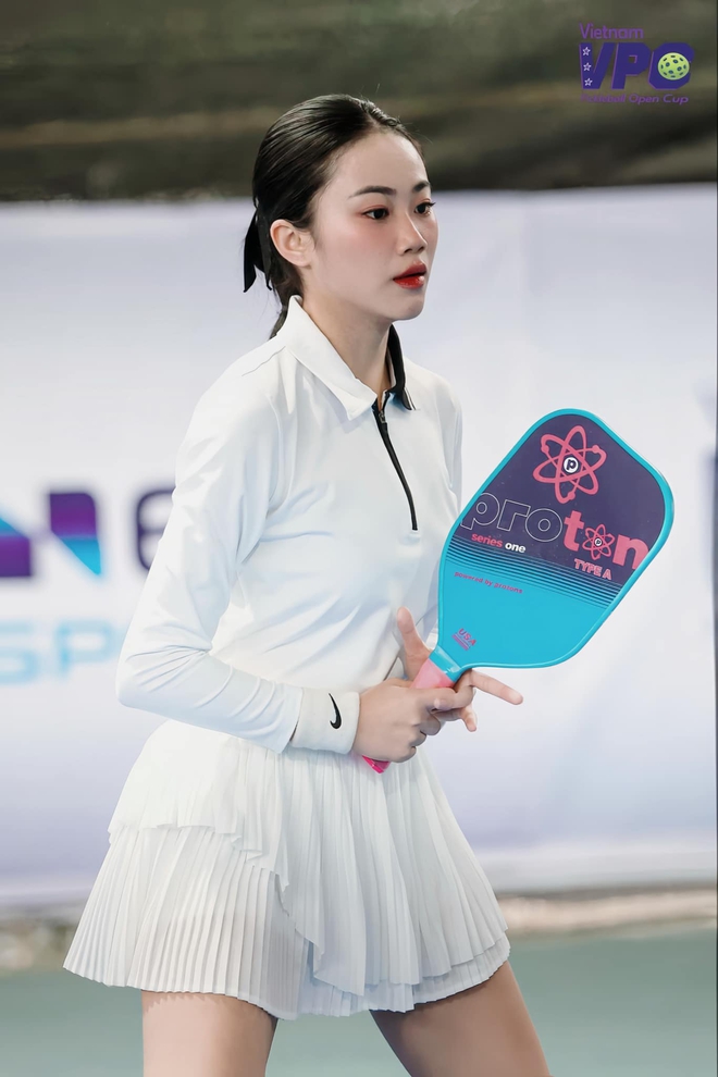 Hotgirl bị chê mặc sexy ra sân pickleball Hotgirl bị chê mặc sexy ra sân pickleball
