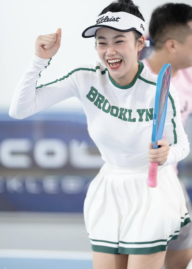 Hotgirl bị chê mặc sexy ra sân pickleball Hotgirl bị chê mặc sexy ra sân pickleball