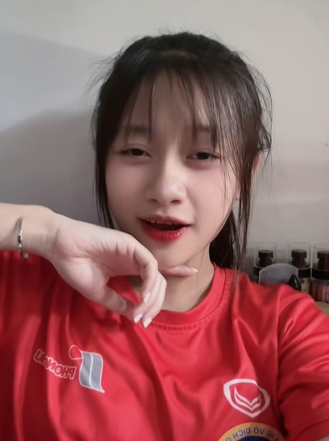 Mỹ nhân bóng đá 18 tuổi xinh đẹp phổng phao, sở hữu chiều cao ấn tượng, cái tên khiến ai cũng phải "Yêu"- Ảnh 4.