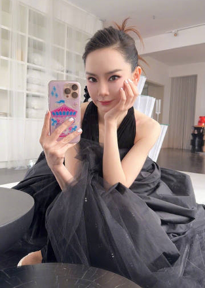 Nhan sắc biến dạng bị ví như "người ngoài hành tinh" của mỹ nhân xinh như búp bê trên sóng truyền hình- Ảnh 4.