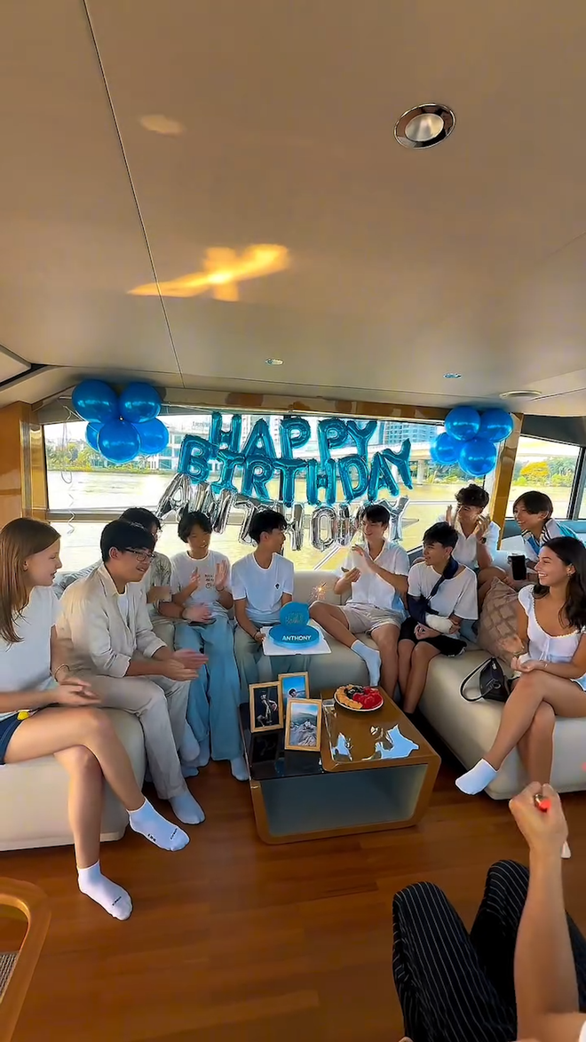 Sinh nhật đặc biệt của nhóc tỳ 14 tuổi nhà Lệ Quyên: Tổ chức trên du thuyền sang chảnh, view đắt nhất thành phố- Ảnh 4.