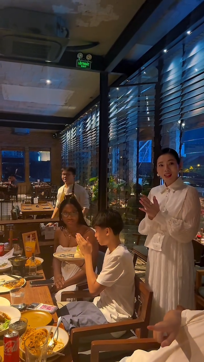 Sinh nhật đặc biệt của nhóc tỳ 14 tuổi nhà Lệ Quyên: Tổ chức trên du thuyền sang chảnh, view đắt nhất thành phố- Ảnh 1.