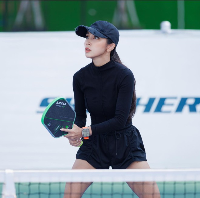 Cô nàng chỉ xuất hiện vài giây đã hút triệu views vì quá thần thái khi chơi pickleball, thì ra là hot gymer nổi tiếng- Ảnh 1.