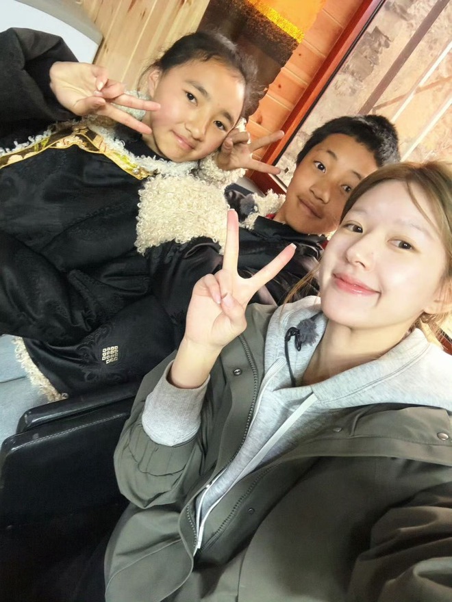 Triệu Lộ Tư chặt thịt gà trên sóng truyền hình khiến netizen "run rẩy"- Ảnh 2. Triệu Lộ Tư chặt thịt gà trên sóng truyền hình khiến netizen "run rẩy"- Ảnh 2.