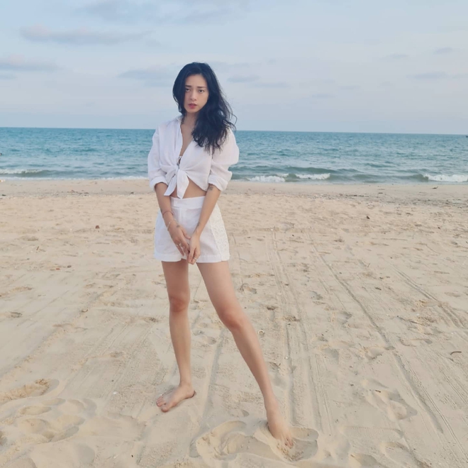 Với 4 món thời trang, style đi du lịch của phụ nữ trên 40 tuổi sẽ sành điệu như Ngô Thanh Vân- Ảnh 3.