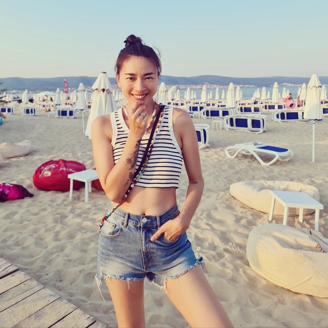 Với 4 món thời trang, style đi du lịch của phụ nữ trên 40 tuổi sẽ sành điệu như Ngô Thanh Vân- Ảnh 1.